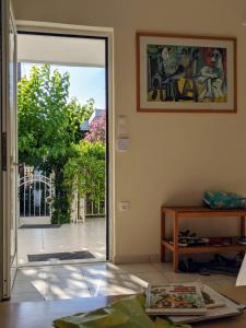 エレトリアにあるEretria holiday houseのパティオに面したドア付きの客室です。
