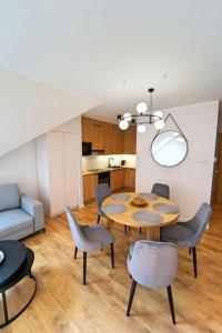 Kuchyňa alebo kuchynka v ubytovaní Apartamenty EverySky Nad Łomnicą 15-15A