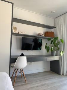 Μια τηλεόραση ή/και κέντρο ψυχαγωγίας στο Executive Condo Studio Apartments