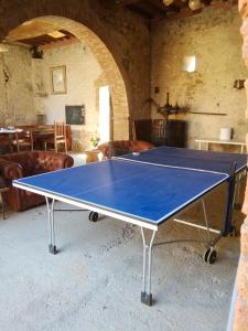 eine Tischtennisplatte in einem Zimmer mit einem Tischtennisplatz in der Unterkunft Podere Calcinaia in Castelnuovo Berardenga