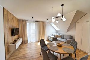 Posedenie v ubytovaní Apartamenty EverySky Nad Łomnicą 15-15A