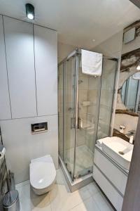 Kúpeľňa v ubytovaní Apartamenty EverySky Nad Łomnicą 15-15A