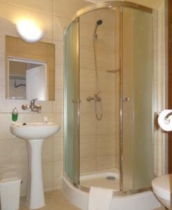 a bathroom with a shower and a sink at Hotel Restauracja Cukropol in Gostyń
