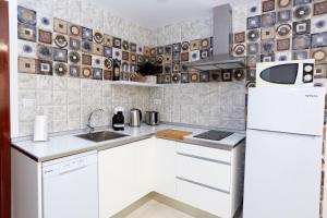 Kuchyňa alebo kuchynka v ubytovaní Apartamentos Anfiteatro