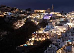 a view of a city at night at Villa Bordeaux in Fira