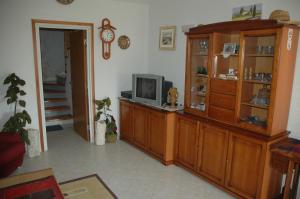 uma sala de estar com televisão e um centro de entretenimento em madeira em Apartment Vukorep em Suđurađ
