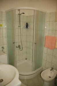 Kylpyhuone majoituspaikassa Apartment Vukorep