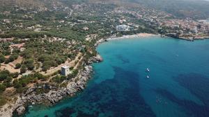 una vista aérea de una playa con barcos en el agua en B&B Margherita, en Marina di Camerota