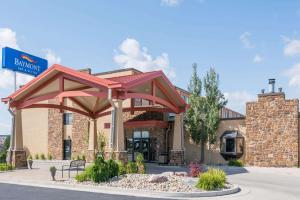 un bâtiment avec un auvent rouge devant lui dans l'établissement Ramada by Wyndham Fargo, à Fargo