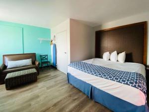 um quarto de hotel com uma cama grande e um sofá em Rodeway Inn Old Town Scottsdale em Scottsdale