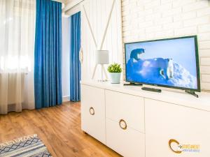 Televízia a/alebo spoločenská miestnosť v ubytovaní Apartament Park nad Hańczą