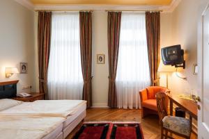 TV tai viihdekeskus majoituspaikassa Hotel Garni Schlossgarten