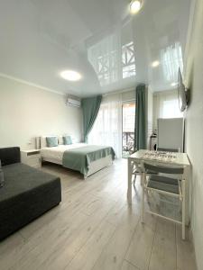 ゲレンジークにあるApartment Novorossiyskaya 67のベッドルーム1室(ベッド1台、チェス盤付きのテーブル付)