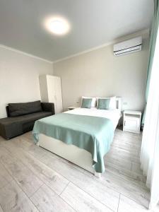 Кровать или кровати в номере Apartment Novorossiyskaya 67
