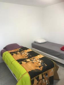 Katil atau katil-katil dalam bilik di Lasborde pyrennees