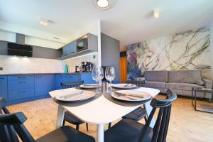 Kuchyňa alebo kuchynka v ubytovaní Apartamenty EverySky Nad Łomnicą 15-15A