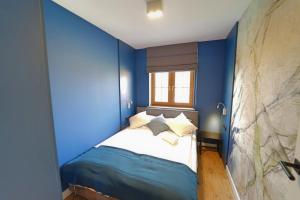 Posteľ alebo postele v izbe v ubytovaní Apartamenty EverySky Nad Łomnicą 15-15A