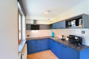 Kuchyňa alebo kuchynka v ubytovaní Apartamenty EverySky Nad Łomnicą 15-15A