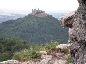 ein Schloss auf einem Berg in der Unterkunft Dorfblüte in Albstadt