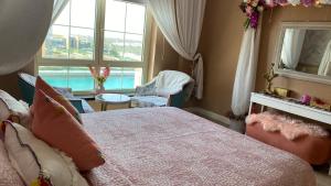Un dormitorio con una cama grande y una ventana en B-LBAIT KAEC Honeymoon Style for family, en King Abdullah Economic City