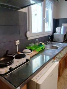 Kuchyňa alebo kuchynka v ubytovaní Prime Location Bright Studio City center Super 5G Wifi 200Mbps with32''TV