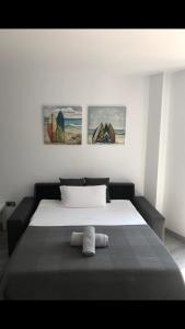 - une chambre avec un lit orné de deux peintures murales dans l'établissement Apartamento 1 Gran8Nerja, à Nerja