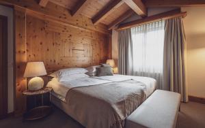 Un dormitorio con una cama grande y una ventana en Hotel Waldhuus en Davos