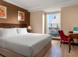 Cama ou camas em um quarto em Occidental Taksim