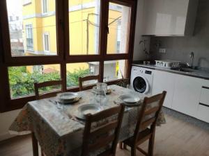 kuchnia ze stołem i krzesłami oraz kuchnia ze stołem i stołem w obiekcie A Apartamentos Diego w mieście O Grove