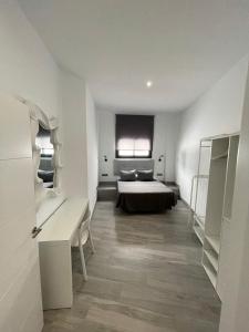- une chambre avec un lit dans une pièce dotée d'une fenêtre dans l'établissement Apartamento 1 Gran8Nerja, à Nerja