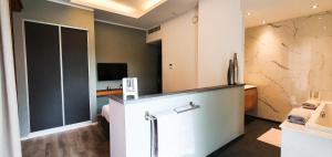 um quarto de hotel com casa de banho com lavatório em Villa les érables Restaurant Linea em Spa