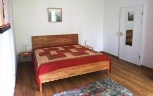 um quarto com uma cama com uma cabeceira de madeira em Goethestraße 9 em Ballenstedt