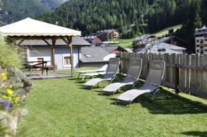 une rangée de chaises assises au-dessus d'une cour dans l'établissement Hotel Nordik, à Santa Caterina di Valfurva