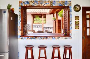 Sutatausa的住宿－Sumangá Hotel Boutique，一组凳子,放在一个有窗户的厨房里
