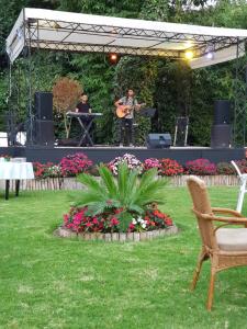 una banda tocando en un escenario en un jardín en El Oumnia Puerto & Spa, en Tánger