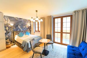 Posteľ alebo postele v izbe v ubytovaní Apartamenty EverySky Nad Łomnicą 15-15A