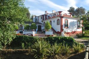 a large white house with a red turret at Moinho Do Álamo in Montemor-o-Novo