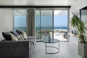 A seating area at Suite Horizonte