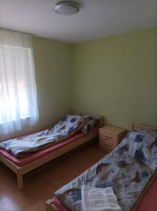 Ein Bett oder Betten in einem Zimmer der Unterkunft Sarkantyú Apartman