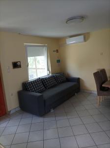 Ein Sitzbereich in der Unterkunft Sarkantyú Apartman