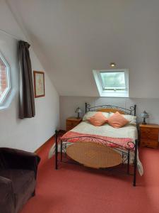 Un pat sau paturi într-o cameră la Fairholme Apartment