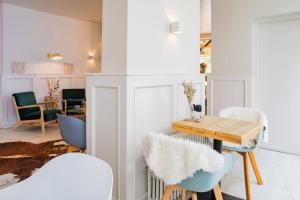 Casa Julia في ديلفت: غرفة طعام مع طاولة وكراسي