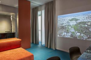 ein Hotelzimmer mit Stadtblick in der Unterkunft Etruscan Luxury Suites in Rom