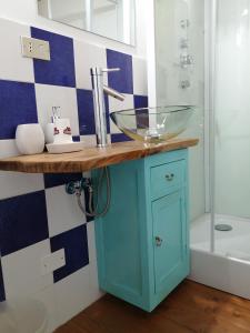 W łazience znajduje się niebieska umywalka i prysznic. w obiekcie B&B Alle Betulle w mieście Pievepelago