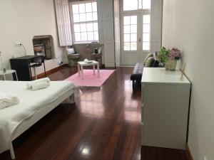 Zimmer mit einem Bett und einem Wohnzimmer in der Unterkunft Casa da Maria in Ponte de Lima