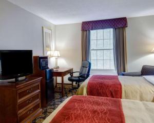 um quarto de hotel com duas camas e uma televisão de ecrã plano em Comfort Inn Foxboro - Mansfield em Foxborough