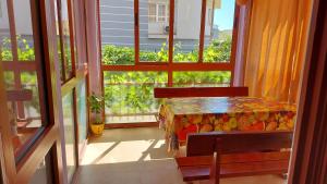 comedor con mesa y ventana en Апартамент Златна дюна-Фешева, en Nesebar