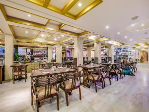 Restaurace v ubytování Grandeur De Sanchi- Luxury Beach Resort & Spa