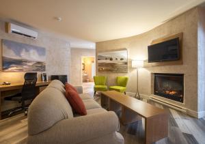 TV a/nebo společenská místnost v ubytování Hotel Chateau Bromont