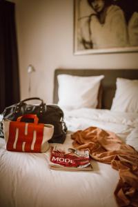 BnB Manere في غريمبيرغين: سرير مع حقيبة و حقيبة عليها